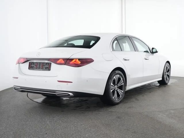 Mercedes-Benz E 200 Sedan