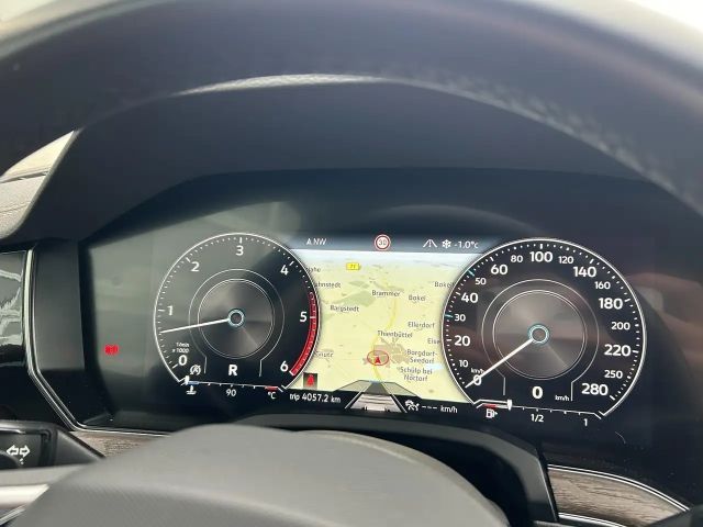 Volkswagen Touareg Luftfederung / AHK / Innovision Cockpit