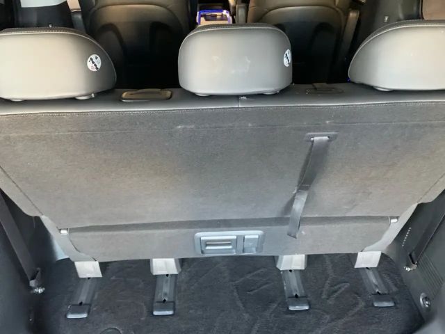 Hyundai Staria Signature