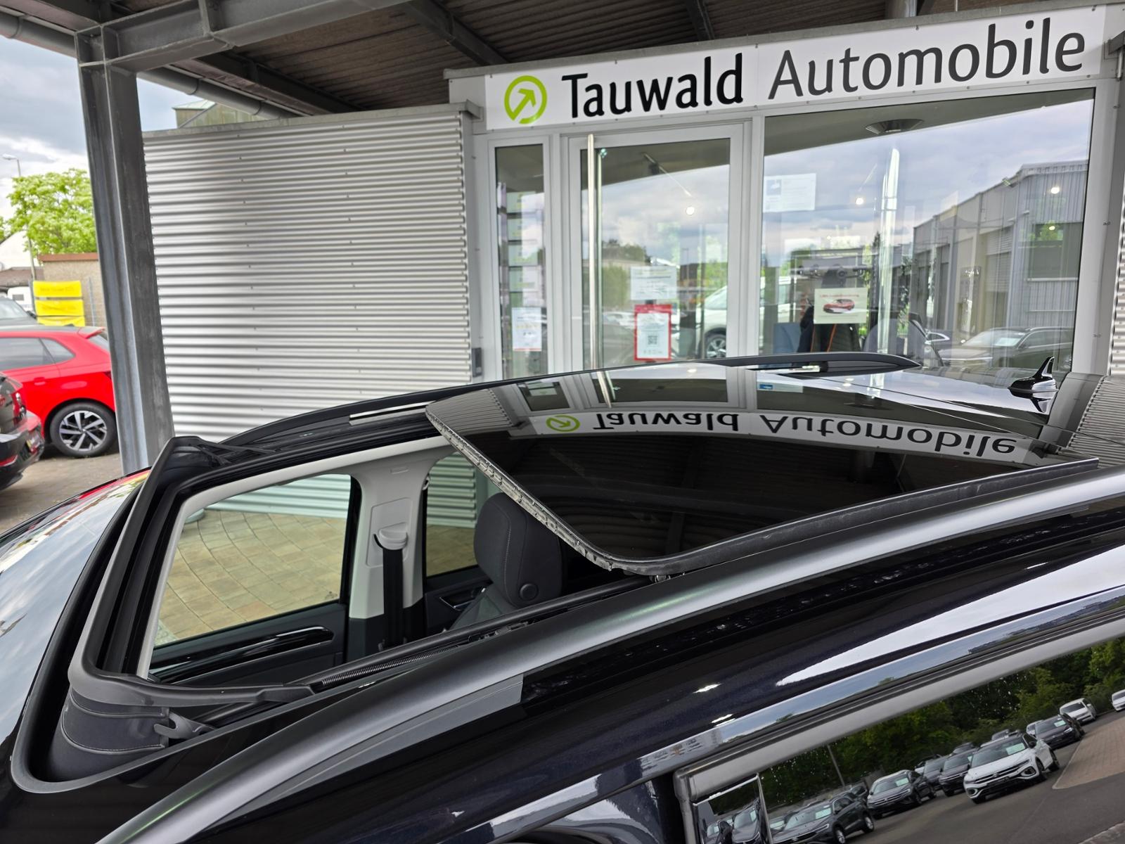 Volkswagen Touran 1.5 TSI DSG IQ.Drive R-Line