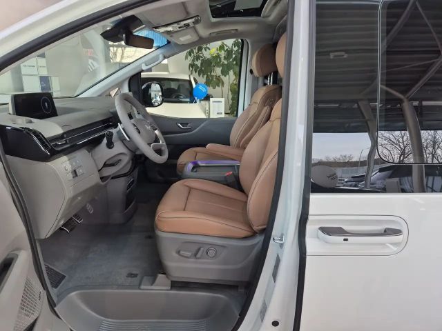 Hyundai Staria Signature