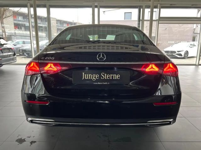 Mercedes-Benz E 200 AVANTGARDE Sedan