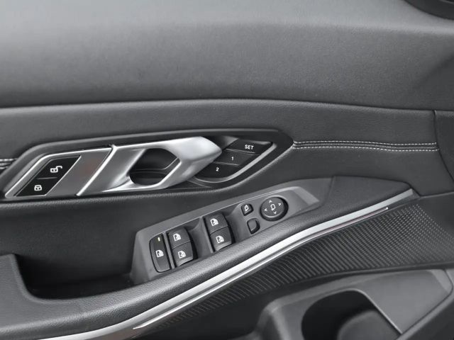 BMW 320 320i M-Sport Sedan