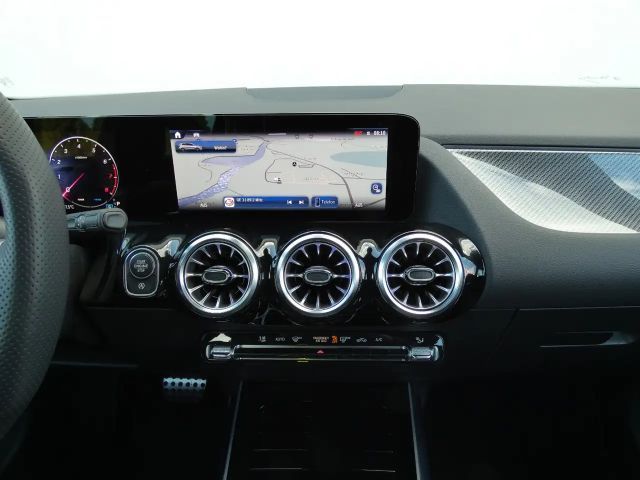 Mercedes-Benz B 180 AMG Line Sedan