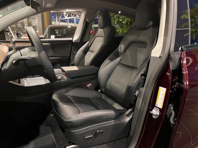 Tesla Model Y RWD Standard Range